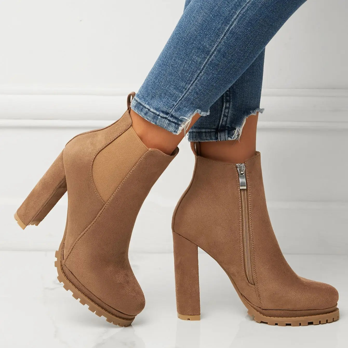 Bota Veludo Cano Curto - Toque de Luxo Para Dias de Frio!